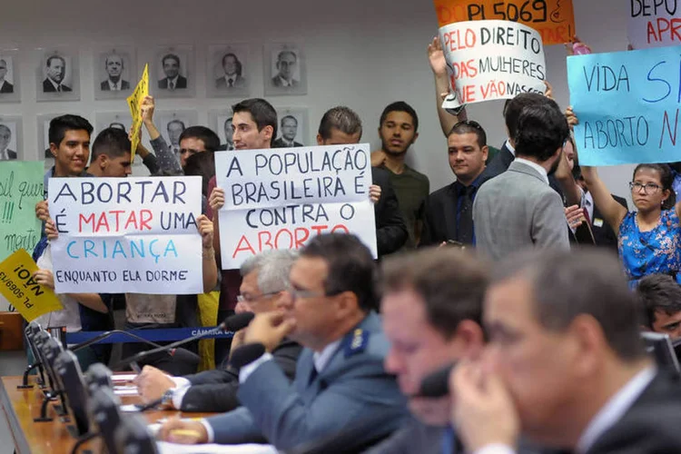 Protesto em peso: manifestantes levaram cartazes para a votação do projeto de lei 5.069/13 que proíbe a venda e promoção de abortivos (Alex Ferreira/Câmara dos Deputados)