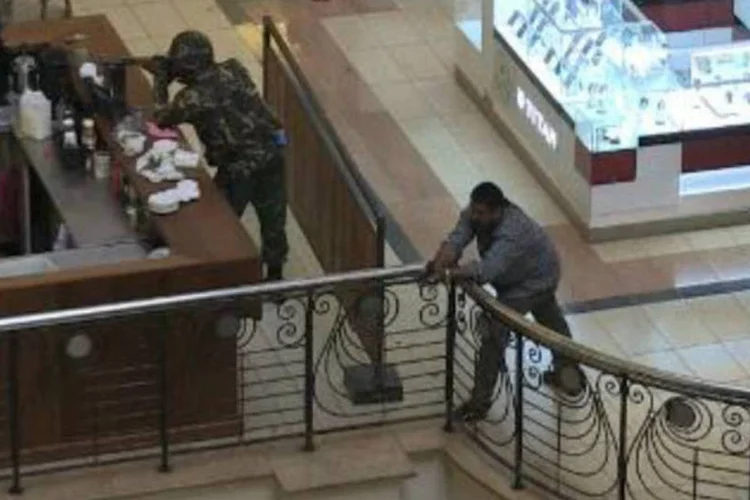 
	Tropas quenianas dentro de shopping em Nair&oacute;bi em busca de integrantes do grupo islamita: o Ex&eacute;rcito ordenou evacuar urgentemente o local&nbsp;
 (Nichole Sobecki/AFP)