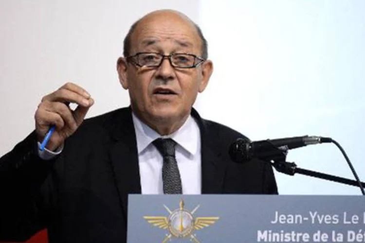 Jean-Yves Le Drian discursa no dia 3 de dezembro de 2013 em Varces (Philippe Desmazes/AFP)