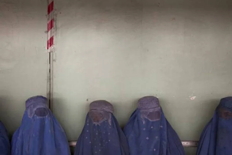 
	Mulheres afeg&atilde;s em Cabul:&nbsp;&quot;n&atilde;o podemos aceitar essa lei, e o presidente n&atilde;o pode ratific&aacute;-la&quot;, disse&nbsp;diretora de um centro de apoio &agrave; mulher afeg&atilde;o
 (REUTERS/Ahmad Masood)