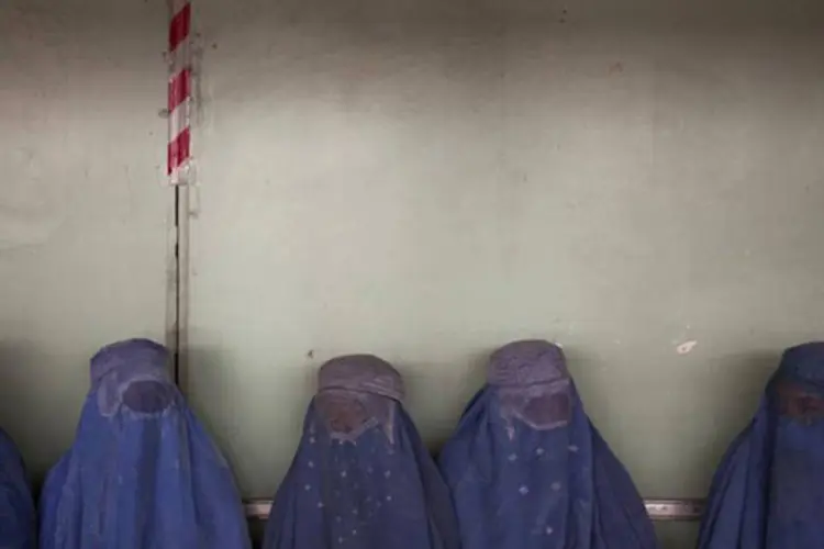 Mulheres afegãs em Cabul: os casos de intoxicação em escolas femininas são bastante frequentes no Afeganistão e geralmente são rodeados de certo mistério. (REUTERS/Ahmad Masood)