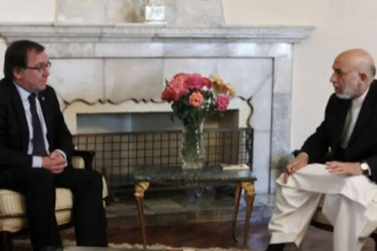 Presidente afegão, Hamid Karzai, à direita, e ministro da Nova Zelândia, Murray McCully: conferência define novos rumos para o desenvolvimento do país (Pool/AFP)