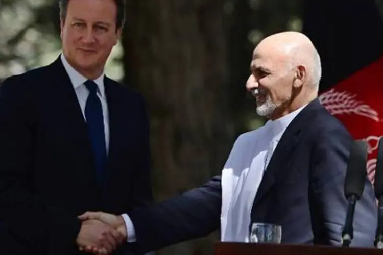 
	Presidente afeg&atilde;o Ashraf Ghani (d) cumprimenta o premi&ecirc; brit&acirc;nico David Cameron
 (AFP)