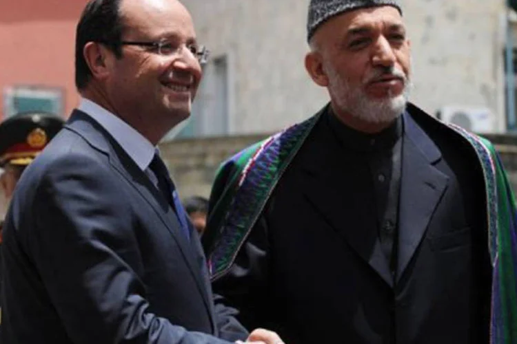 François Hollande encontra o presidente afegão Hamid Karzai em Cabul: a transferência é importante no processo de retirada de tropas francesas do Afeganistão (Aref Karimi/AFP)
