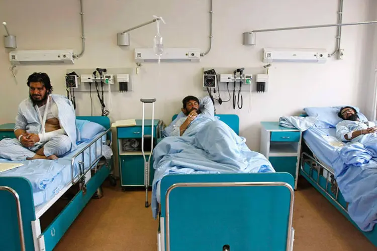 Homens recebem tratamento em hospital militar em Kabul, no Afeganistão (REUTERS/Mohammad Ishaq)