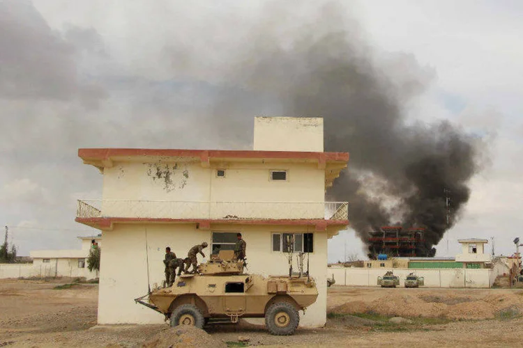 Fumaça saindo de prédio após ataque dos talibãs em Girishk, no Afeganistão (Abdul Malik/Reuters)
