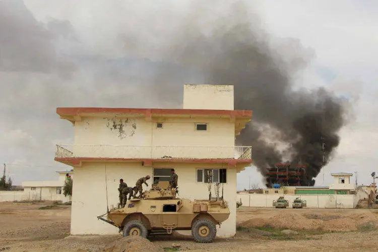 
	Fuma&ccedil;a saindo de pr&eacute;dio ap&oacute;s ataque dos talib&atilde;s em Girishk, no Afeganist&atilde;o
 (Abdul Malik/Reuters)
