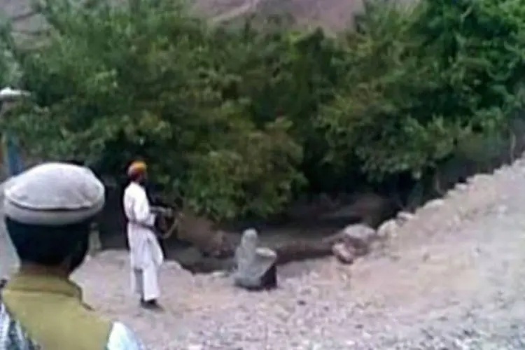 Imagem do vídeo que mostra a execução de Najiba no vilarejo de Qol, em Parwan, no Afeganistão: a mulher de 22 anos foi assassinada com dez tiros (Parwan Provincial Government/AFP)