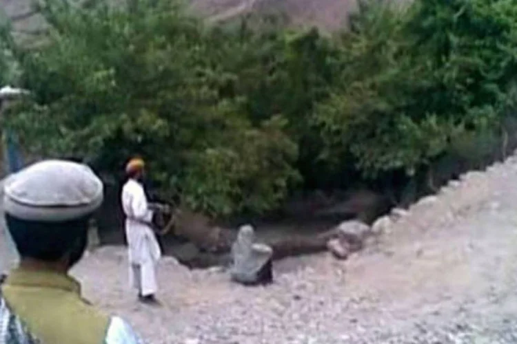 Imagem do vídeo que mostra a execução de Najiba no vilarejo de Qol, em Parwan, no Afeganistão: a mulher de 22 anos foi assassinada com dez tiros (Parwan Provincial Government/AFP)