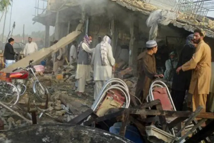 Afegãos em local de atentado suicida em Kandahar: o atentado matou quatro civis e feriu 20 pessoas (Massoud Hossaini/AFP)