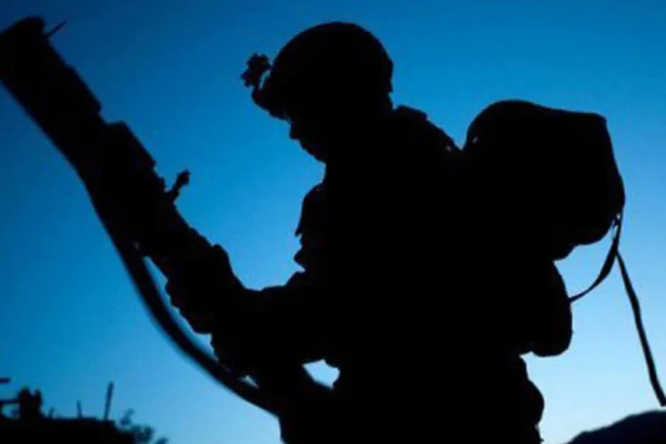 
	Soldado na prov&iacute;ncia de Kunar, no Afeganist&atilde;o: foi a primeira vez que o pa&iacute;s sugeriu a possibilidade de prosseguir sozinho no processo de paz
 (Simon Lim/AFP)