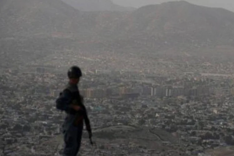 
	Policial afeg&atilde;o em posto de observa&ccedil;&atilde;o na capital Cabul: o presidente Hamid Karzai, que est&aacute; no segundo mandato, n&atilde;o poder&aacute; disputar um terceiro mandato
 (Punit Paranjpe/AFP)