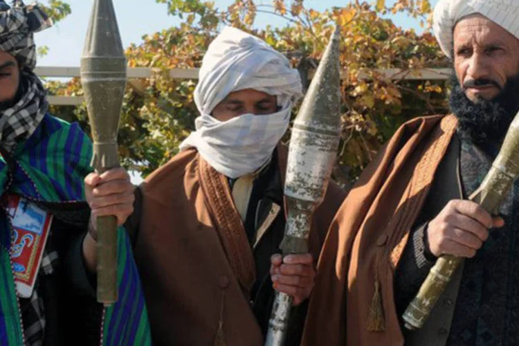 
	Os insurgentes islamitas, em plena ofensiva de ver&atilde;o (hemisf&eacute;rio norte) contra as for&ccedil;as de seguran&ccedil;a e o governo afeg&atilde;os, atacaram os soldados de madrugada
 (Aref Karimi/AFP)