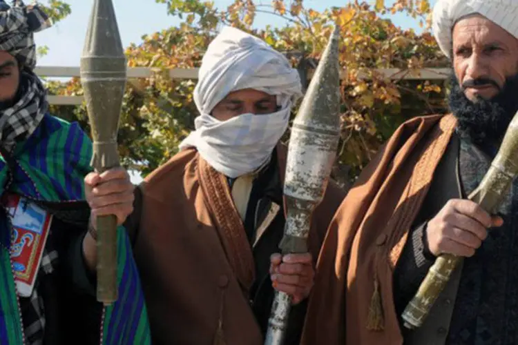 Ex-combatentes talibãs mostram suas armas antes de se unirem às forças do governo afegão em 3 de novembro em Herat
 (Aref Karimi/AFP)