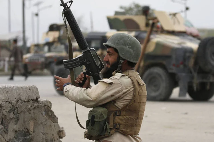 
	Soldado afeg&atilde;o: os talib&atilde;s recorrem com frequ&ecirc;ncia aos atentados suicidas contra a pol&iacute;cia, o ex&eacute;rcito e os servi&ccedil;os de intelig&ecirc;ncia
 (Omar Sobhani / Reuters)
