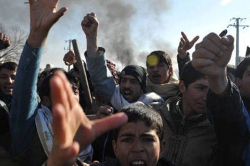Karzai pede calma aos afegãos após queima de livros sagrados
