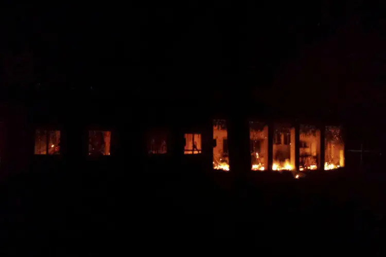 
	Hospital em chamas: 80 membros da MSF trabalhavam e uma centena de pacientes eram atendidos no momento do ataque
 (REUTERS/Medecins Sans Frontieres/Handout)