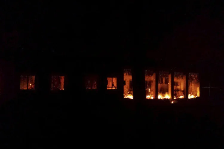 
	Hospital em chamas: 80 membros da MSF trabalhavam e uma centena de pacientes eram atendidos no momento do ataque
 (REUTERS/Medecins Sans Frontieres/Handout)