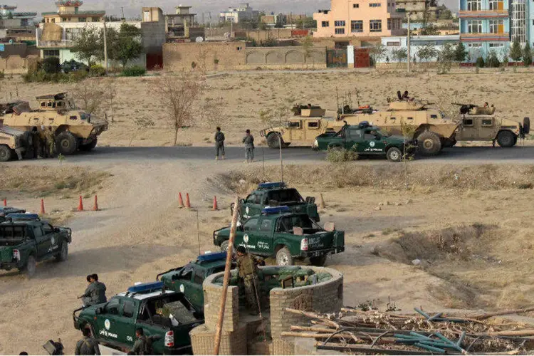 
	Tropas de seguran&ccedil;a tomando posi&ccedil;&atilde;o durante uma batalha armada em Kunduz, no Afeganist&atilde;o
 (REUTERS/Stringer)