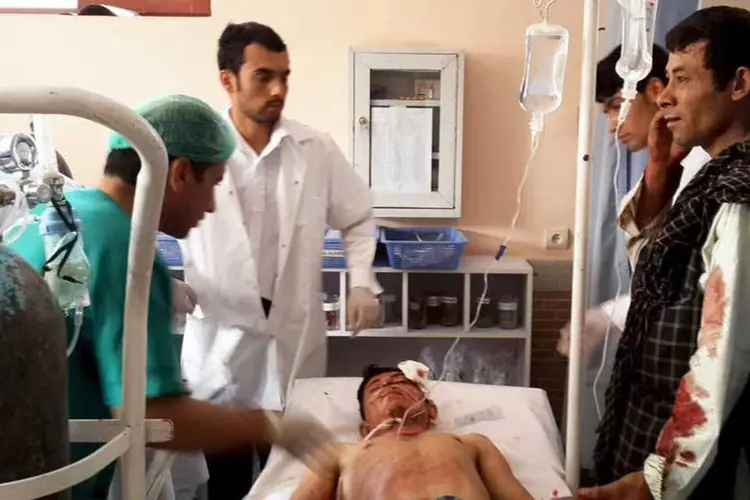 
	Afeg&atilde;o ferido recebe tratamento em hospital de Faryab: acredita-se que o alvo principal era um posto policial em Almar
 (REUTERS/ Stringer)