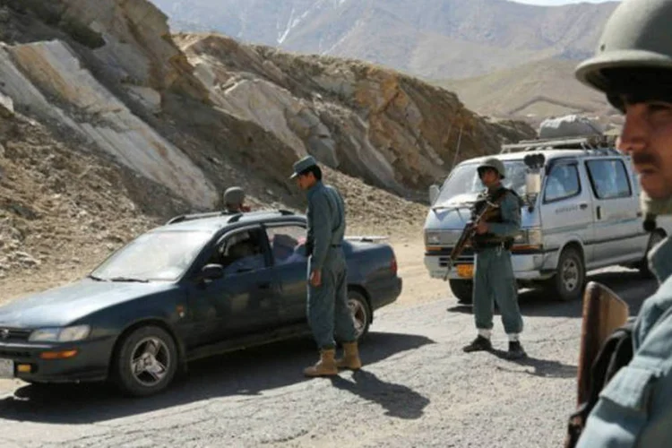 Policiais afegãos inspecionam veículos na província de Wardak (AFP / Rahmatullah Alizad)