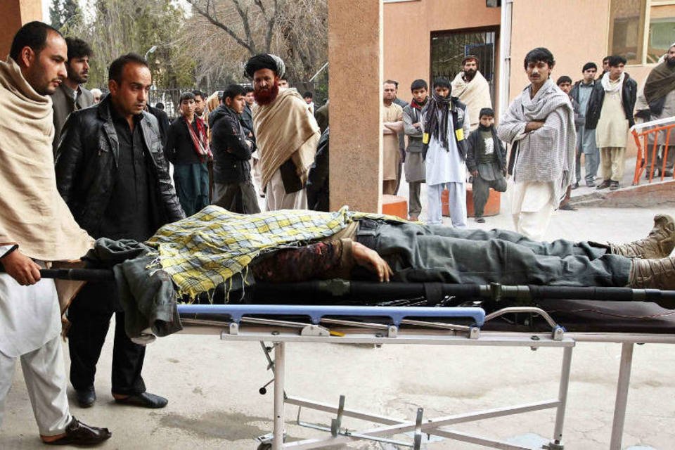 Atentado talibã mata 10 policiais no Afeganistão