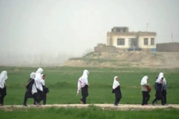 Meninas no Afeganistão, "Neste incidente, 81 meninas foram envenenadas e a maioria delas desmaiou após inalar os agentes químicos, lançados por homens sem identificação" (Johannes Eisele/AFP)