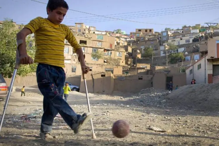 
	Crian&ccedil;a jogando bola no Afeganist&atilde;o
 (Paula Bronstein/Getty Image)