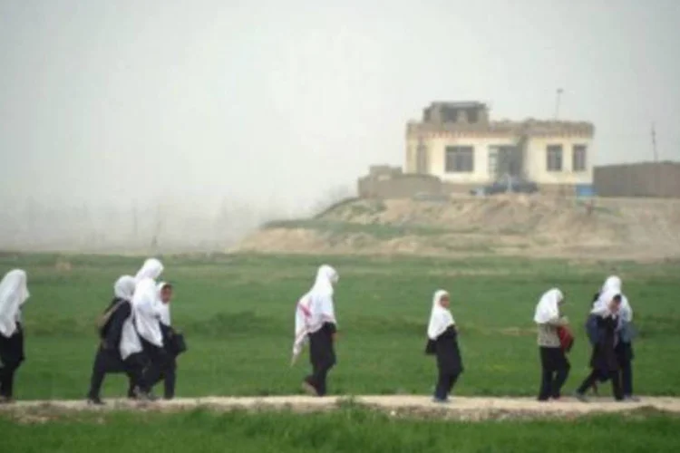 Meninas voltam da escola para casa na província de Kunduz, no Afeganistão (©AFP/Arquivo / Johannes Eisele)