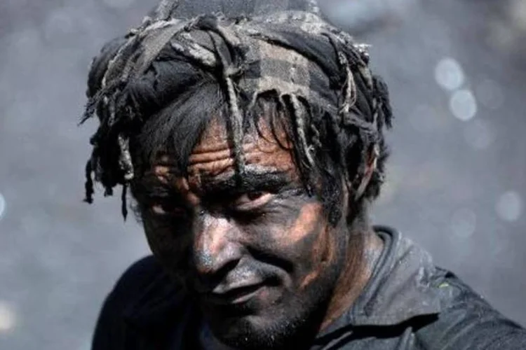 Afegão é visto após deslizamento de terra: catástrofe pode ter deixado muitos desabrigados, segundo a ONU (Farshad Usyan/AFP)