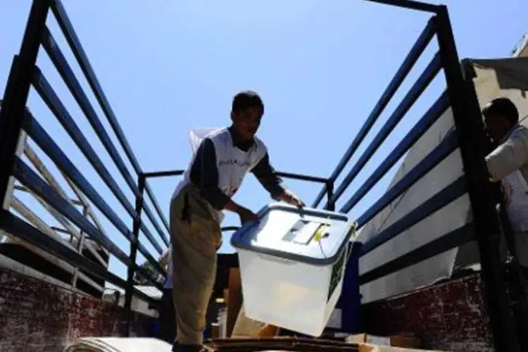 Afegão retira urnas de caminhão: publicação foi adiada para investigação de fraudes (Aref Karimi/AFP)