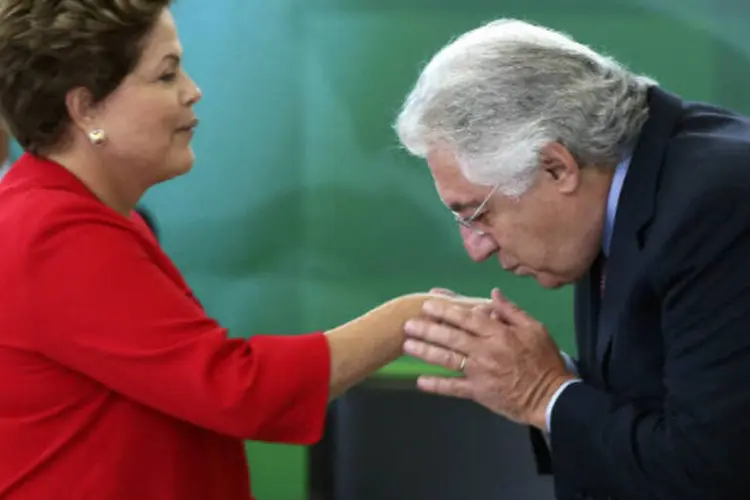 
	Guilherme Afif Domingos (PSD) beija a m&atilde;o de Dilma: o Minist&eacute;rio do Desenvolvimento &eacute; considerado estrat&eacute;gico por Dilma, j&aacute; que ela precisa se aproximar do empresariado na campanha
 (REUTERS / Ueslei Marcelino)