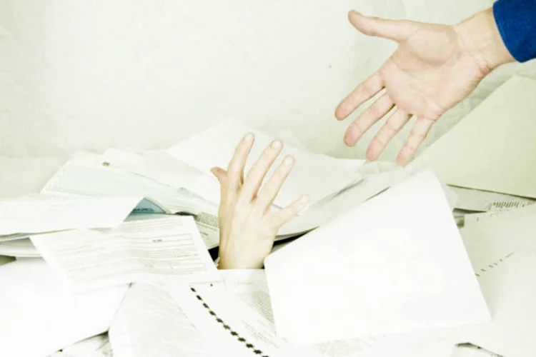Afogado em dívidas: toda ajuda na hora da organizar as finanças é pouca (Thinkstock)