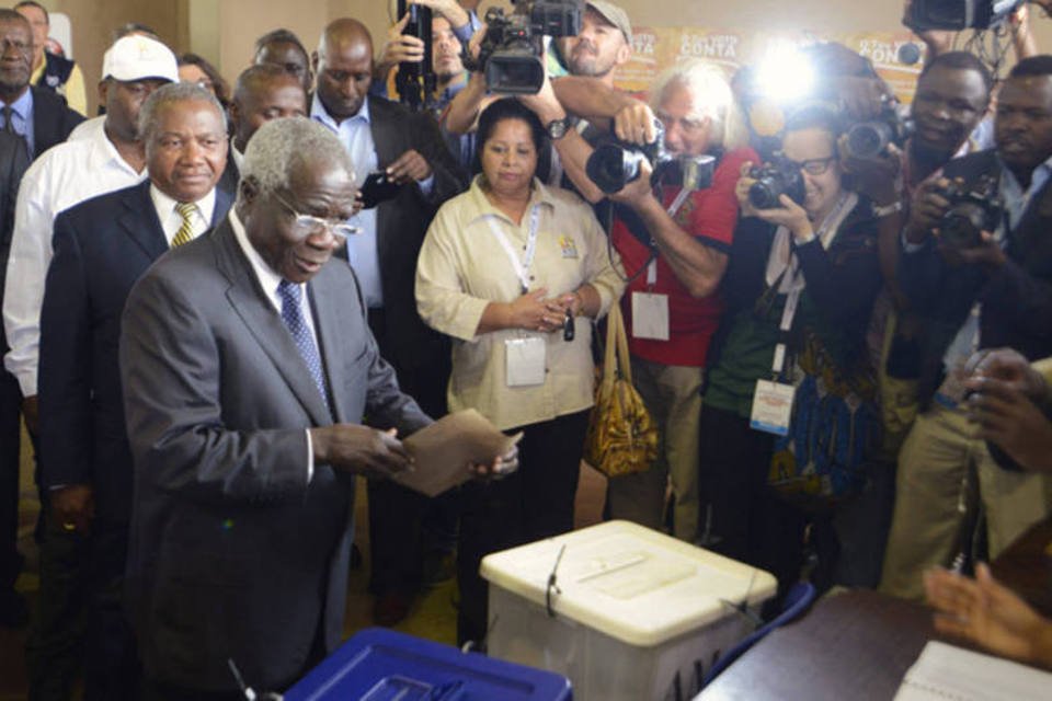Moçambique apura eleição, e oposição denuncia fraude