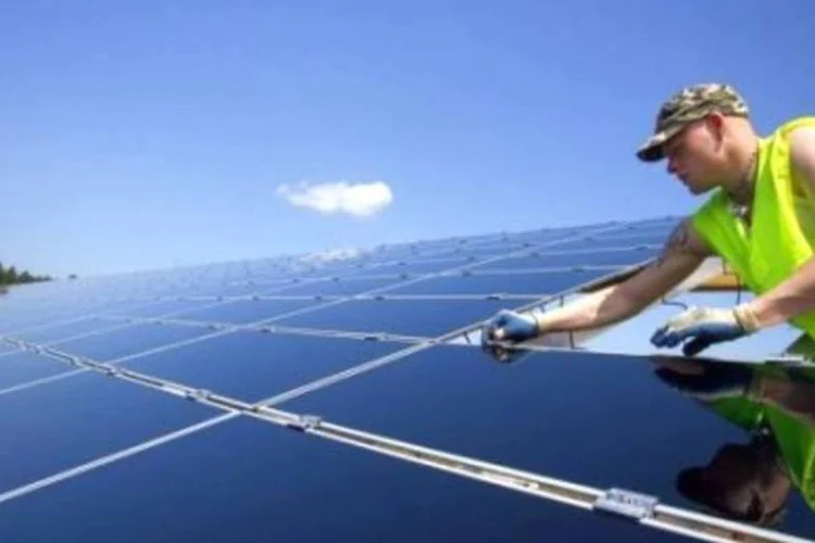 A Europa poderá atender a toda a sua demanda de energia elétrica a partir de fontes renováveis até meados deste século, sem precisar recorrer a usinas nucleares. (.)
