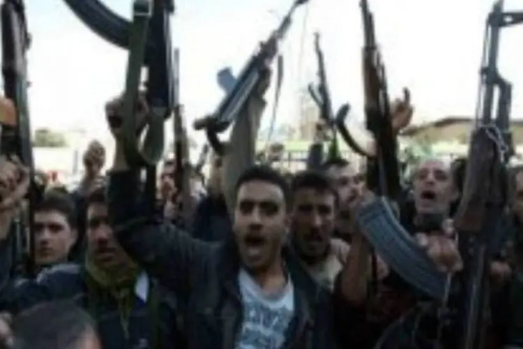 Homens das forças de segurança síria protestam contra ataque suicida que atingiu sua base em Damasco

 (Louai Beshara/AFP)