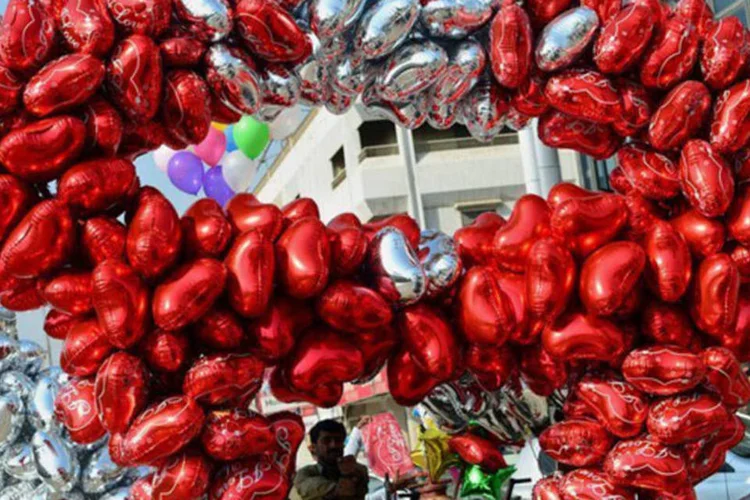 
	O Dia dos Namorados ser&aacute; comemorado nesta quinta-feira em v&aacute;rios pa&iacute;ses
 (AFP/ Rizwan Tabassum)