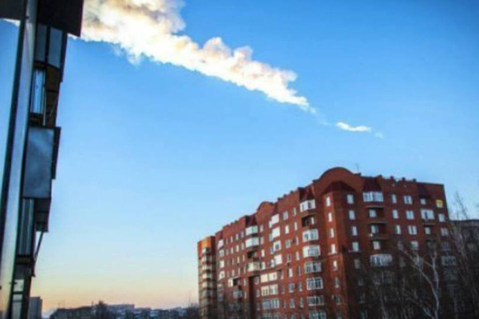 
	Chuva de meteoritos: moradores que estavam a caminho do trabalho em Chelyabinsk ouviram um barulho que parecia ser de uma explos&atilde;o, viram uma luz forte e sentiram uma onda de tremor
 (AFP)