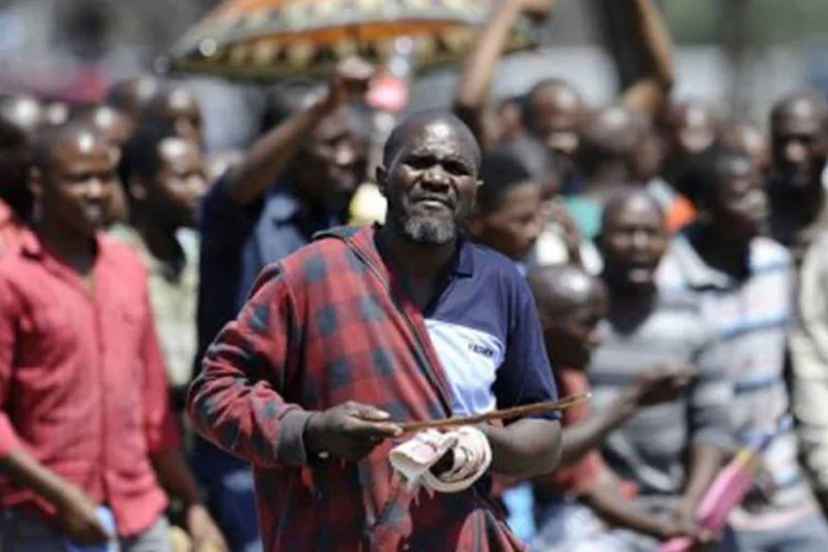 
	Mineiros em uma mina da Amplats: a emissora disse que um trabalhador teria morrido durante o confronto em Siphumelele
 (Stephane de Sakutin/AFP)