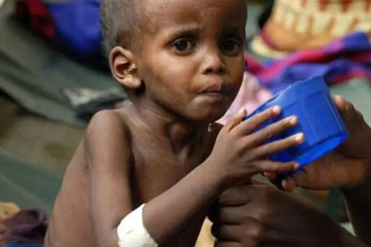 
	Crian&ccedil;a &eacute; alimentada na Som&aacute;lia: crise de fome em 2011 provocou 250 mil mortes
 (Mustafa Abdi/AFP)