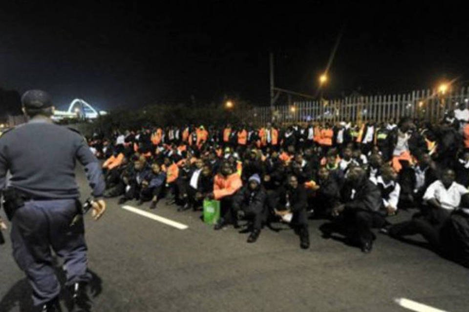 Polícia reprime protesto no estádio em Durban com violência