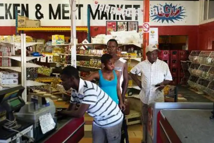 Sul-africanos em supermercado: número de desempregados superou oficialmente a barreira dos cinco milhões (Marco Longari/AFP)