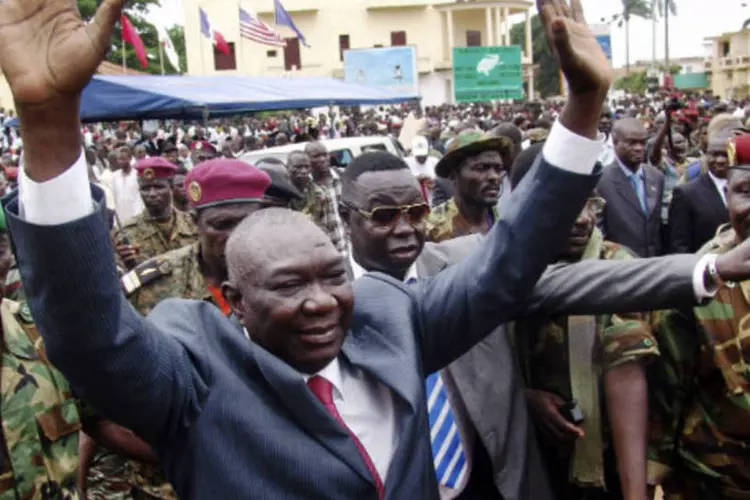 Novo presidente da República Centro-Africana, Michel Djotodia, cumprimenta seus partidários durante comício em favor da aliança rebelde no centro de Bangui  (REUTERS / Alain Amontchi)