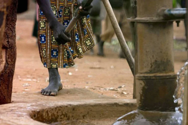 
	Mulher que perdeu uma das pernas devido a uma mina terrestre retira &aacute;gua de um po&ccedil;o, em Uganda: 36 Estados seguem em processo de retirada de minas de seus territ&oacute;rios
 (AFP/Marc Hofer)