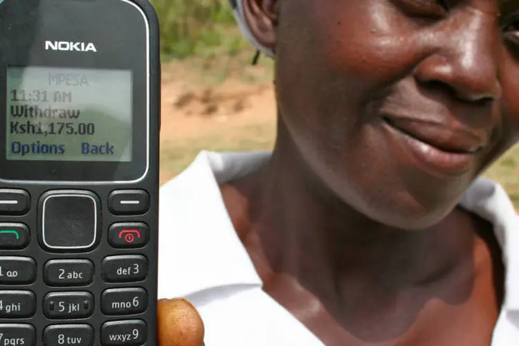 Mulher mostra quantia que recebeu pelo telefone: tecnologia permite novas formas de doação (Divulgação/GiveDirectly)