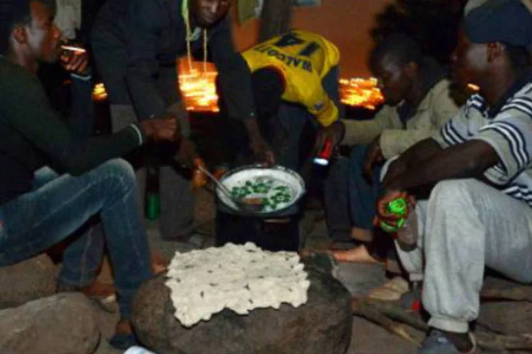 Africanos reunidos após tentarem entrar em território espanhol: mortos fazem parte de um grupo de cerca de 200 imigrantes em situação irregular (Fadel Senna/AFP)