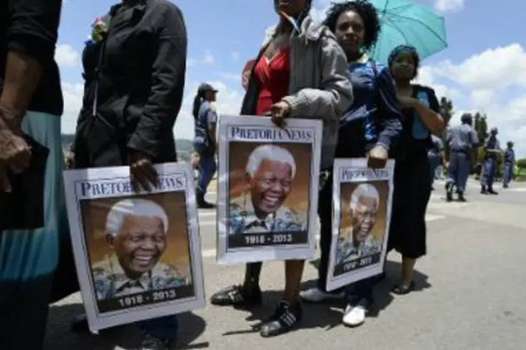
	Africanos na fila para homenagear Mandela: capela ardente de Mandela permanecer&aacute; aberta &agrave; visita&ccedil;&atilde;o at&eacute; sexta-feira
 (AFP)