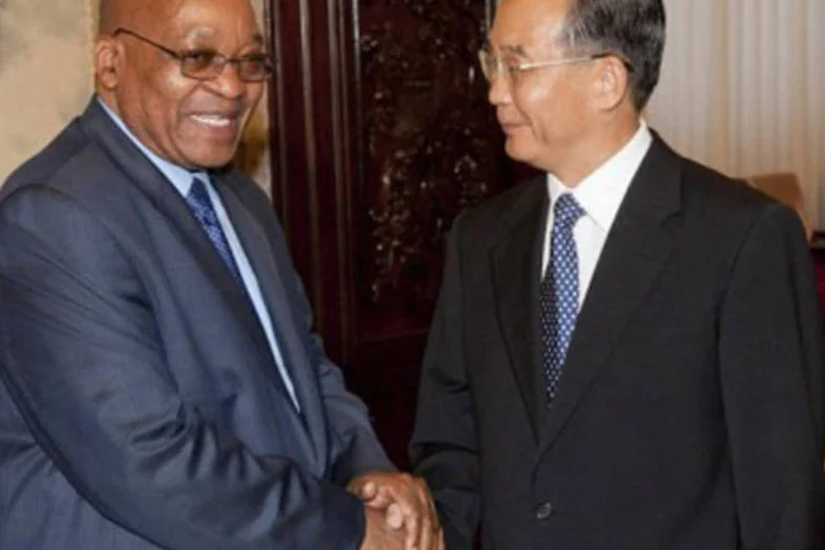 Jacob Zuma (esquerda), presidente da África do Sul, cumprimenta Wen Jiabao, primeiro-ministro chinês (Adrian Bradshaw/AFP)