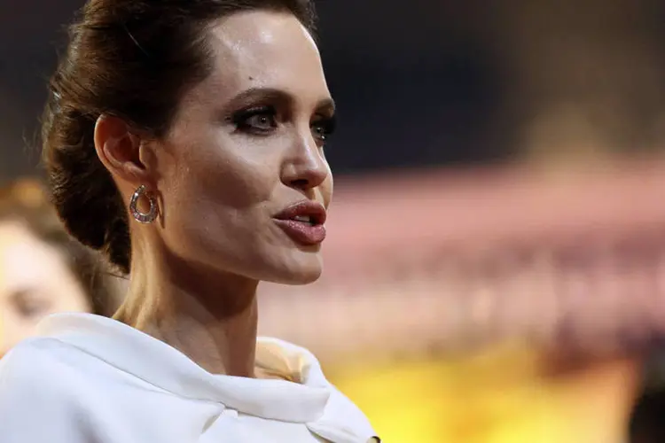 Angelina Jolie posa para foto na pré-estreia de "Invencível", em Londres (Paul Hackett/Reuters)