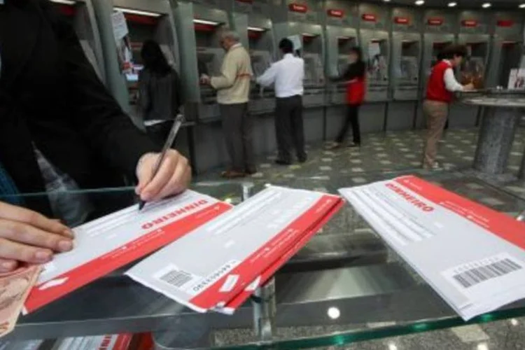 Agência bancária: alternativas são caixas eletrônicos, internet banking, banco por telefone e correspondentes bancários (Antônio Milena/Exame)